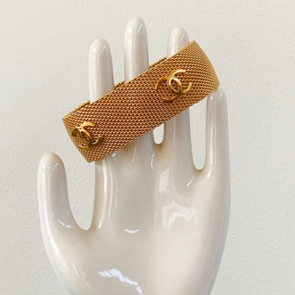 CHANEL CC GOLD-PLATED MESH BANGLE BRACELET - VINTAGE 97P - Picture 2 of 7